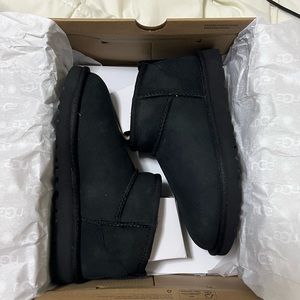 Uggs classic ultra mini in black